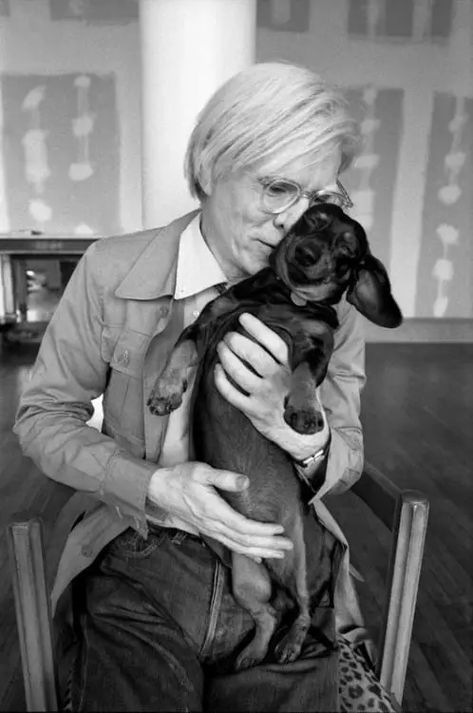 14 Pictures of Famous People and Their Lovely Dachshunds - The Paws Jm Basquiat, Celebrity Dogs, Lord Byron, Weenie Dogs, Dachshund Lovers, Dachshund Love, Weiner Dog, Photo Vintage, Wiener Dog