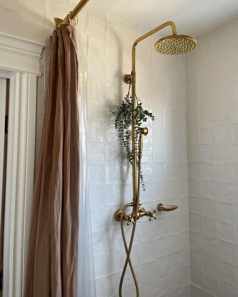 Victorian Bathroom Vintage, Traditional Bathroom Tile, Traditional Bathroom Decor, Glam Living Room Decor, Traditional Bathroom Designs, Classy Living Room, Living Room Renovation, Rustic Bathroom Designs, Bathroom Farmhouse Style