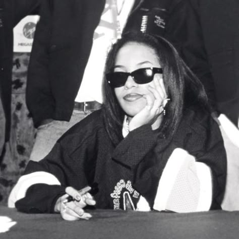 Aaliyah Aesthetic Pfp, Aaliyah Outfits, Aaliyah Aesthetic, Black 90s Fashion, Looks Hip Hop, Aaliyah Pictures, Estilo Kylie Jenner, Estilo Cholo, Aaliyah Style