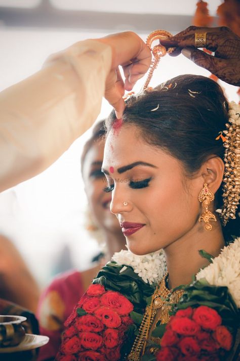 Photo of A south Indian bride getting sindoor in her head Marriage Poses, South Indian Bridal Jewellery, Indian Wedding Poses, Indian Wedding Photography Couples, Indian Wedding Couple Photography, Indian Wedding Photography Poses, South Indian Weddings, Wedding Couple Poses Photography, Indian Wedding Photos