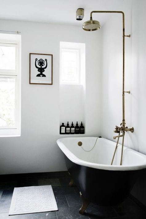 Black Tub, Black White Bathrooms, Black And White Bathroom, Roll Top Bath, Bad Inspiration, Roll Top, Bathroom Renos, Bath Room, House Bathroom