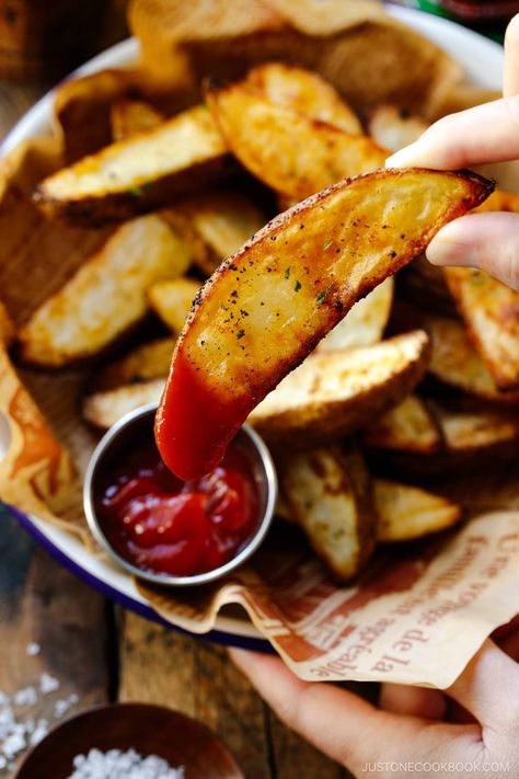 These oven-baked Crispy Baked Potato Wedges are quick and easy to make! They are my kids' favorite and are requested as a side whenever I make Japanese Hamburger Steak and other Japanese-style Western meals! Western Meals, Japanese Hamburger Steak, Japanese Hamburger, Baked Potato Wedges, Crispy Potato Wedges, Crispy Baked Potatoes, Vegan Japanese, Baked Steak, Potatoes In Oven