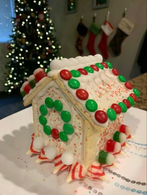 Gingerbread House Out Of Pop Tarts, Pop Tart House Christmas, Diy Graham Cracker Gingerbread House, Poptart Gingerbread House Ideas, Poptart Houses Christmas, Poptart Gingerbread House, Pop Tart Gingerbread House Christmas, Poptart Gingerbread Houses, Pop Tart Gingerbread House