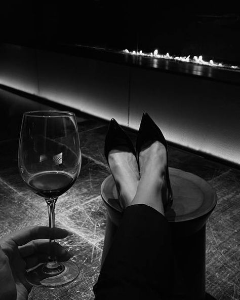 STILETTO Italian Mafia Women, Saint Laurent Aesthetic, Mafia Wives, Best Ways To Earn Money, Vodka Red, The Godmother, Content Video, Ways To Earn Money Online, Rich Aesthetic