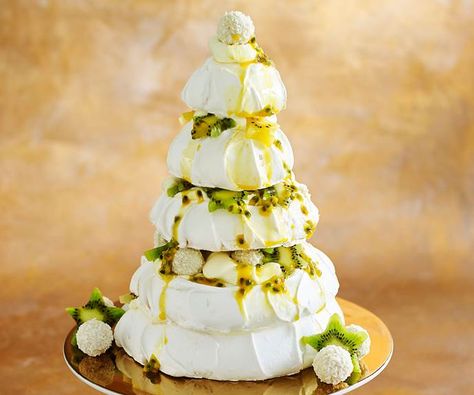 Our Christmas desserts include pudding, cakes, cheesecake, ice cream cakes, pavlova, trifle, rocky road & cookie recipes, plus other dessert recipes. Pavlova Christmas, Meringue Christmas, Christmas Tropical, Australian Desserts, Christmas Pavlova, Chocolate Pavlova, Christmas Tree Food, Christmas Ice Cream, Meringue Pavlova