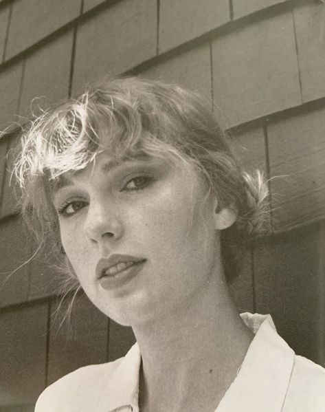 Taylor Swift Folklore Hair, Taylor Swift News, Taylor Swift Folklore, Swift Photo, Red Taylor, Taylor Swift Songs, Live Taylor, Taylor Swift Pictures, White Photo