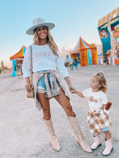 Farm Birthday Outfit For Mom, Cute Country Mom Outfits, Cowgirl Mom Outfits, Mom And Me Matching Outfits, Baby Girl Rodeo Outfit, Toddler Rodeo Outfit Girl, Toddler Cowgirl Outfit, Mom And Daughter Outfits, Mom And Daughter Matching Outfits