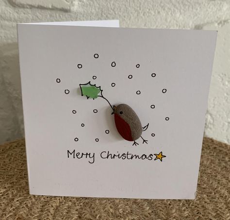 Pebble Cards Christmas, Xmas Pebble Art, Winter Pebble Art, Fish Themed Decorations, Christmas Reindeer Pebble Art, Christmas Theme Pebble Art, Pebble Cards, Reindeer Christmas Card, Rudolph Reindeer