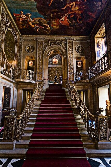 Castle Stairs Grand Staircase, Castle Stairs, Luxury Room Design, Gothic Setting, Victorian Parlor, Luxury Room, Chatsworth House, Stairs Architecture, Victorian Mansions