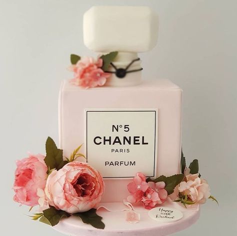 Perfume Cake Ideas, Chanel Perfume Cake, Pink Chanel Perfume, Perfume Bottle Cake, Trendy Cake Designs, Perfume Cake, Coco Chanel Cake, Cake Perfume, Chanel Perfume Bottle