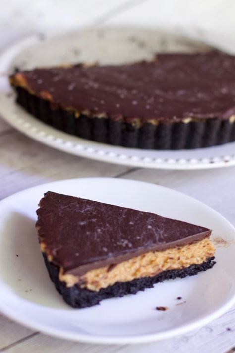 Tart Recipes Peanut Butter, Peanut Butter Chocolate Tart, Chocolate Peanut Butter Tart, Chocolate Peanut Butter Torte, Chocolate Peanut Butter Tart Recipe, Peanut Butter Torte, Chocolate Ganache Tart Recipes, Chocolate Peanut Butter Ganache Cake, Chocolate Peanut Butter Ganache