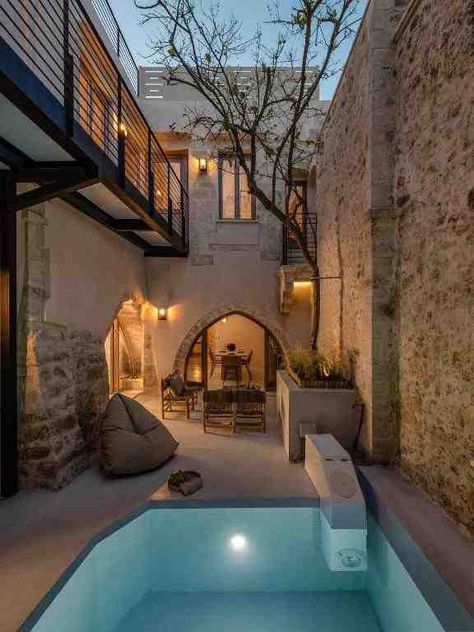 Mediterranean Hotel, Modern Spanish Home, Modern Mediterranean Home, Greece Homes, Greece House, Small Boutique Hotels, Modern Courtyard, Courtyard Pool, Greece Hotels