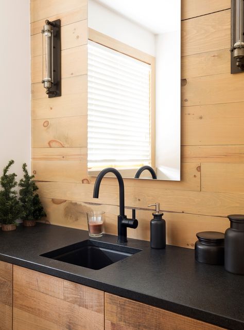 Dark Grey Quartz Countertops, Log House Bathroom, Matte Black Kitchen Hardware, Black Bathroom Design, Boat Bathroom, Grey Quartz Countertops, Dream Bathroom Master Baths, Easy Diy Bathroom, Compound House