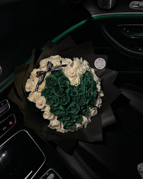 Green Money Bouquet, Green Bouquet Aesthetic, Green Ribbon Bouquet, Green Roses Aesthetic, Green Birthday Gifts, Flower Bouquet For Him, Green Roses Bouquet, Green Bouquet Flowers, Flower Bouquet For Men