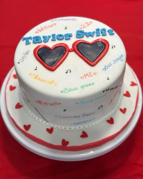 Cake Decorating Taylor Swift, Taylor Swift Cakes Ideas, Taylor Swift 22 Cake, Taylor Swift Birthday Cake Ideas, Taylor Swift Cake Ideas, Taylor Swift Cake Ideas Birthday, Taylor Swift Inspired Cake, Taylor Swift Cakes, Taylor Swift Birthday Cake