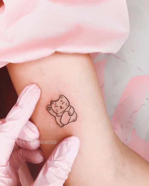 Spam Musubi Tattoo, Japan Cat Tattoo, Lucky Cat Tattoo Traditional, Minimalist Japanese Tattoo, Fortune Cat Tattoo, Lucky Cat Drawing, Chinese Tattoo For Women, Egyptian Cat Tattoos, Cute Lucky Cat