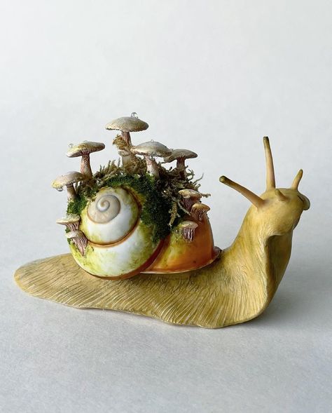 Mushroom Decor Diy, Snail Art, Clay Fairy, Clay Fairy House, Mushroom Crafts, Sculpture Art Clay, Deco Nature, Clay Fairies, Clay Crafts Air Dry