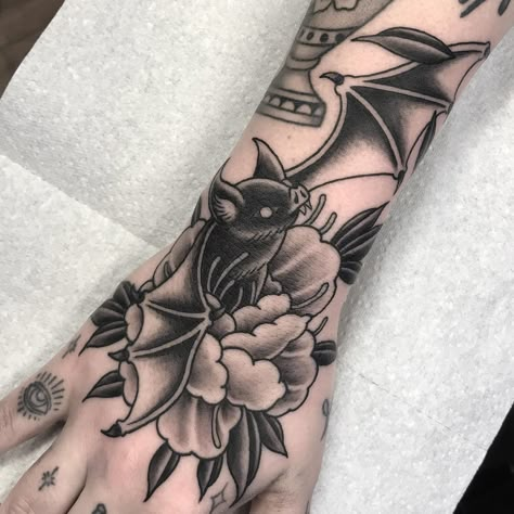 Spooky Hand Tattoos For Women, Bats Tattoo Design, Bat Tattoo, Scary Tattoos, Flash Sheet, Chest Piece Tattoos, Creepy Tattoos, Spooky Tattoos, Arm Sleeve Tattoos