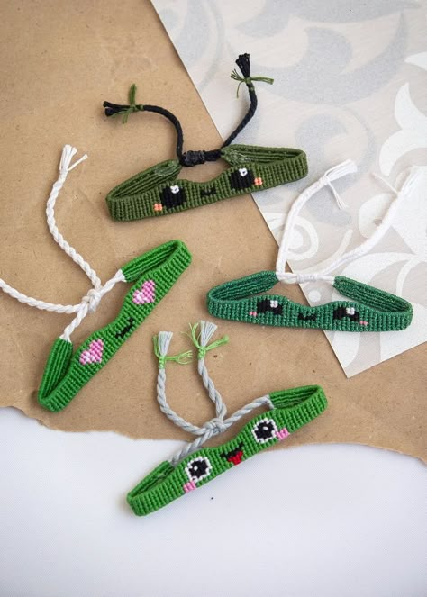 Diy Bracelets Video, Frog Love, Frog Jewelry, Ankle Bracelets Diy, Cute Friendship Bracelets, Yarn Bracelets, Friendship Bracelet Patterns Easy, Cute Friendship, Bff Gifts Diy