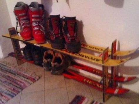 Ski House Decor Interiors Cozy, Vintage Ski Shelves, Ski Furniture, Ski Ideas, Ski Chair, Ski House Decor, Old Skis, Ski Condo, Ski Lodge Decor