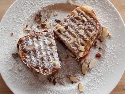 Dessert Panini, Best Panini Recipes, Reeses Desserts, Food Network Recipes Pioneer Woman, Cottage Recipes, Panini Recipe, Ree Drummond Recipes, Cinnamon Bread Recipe, Mason Jar Desserts