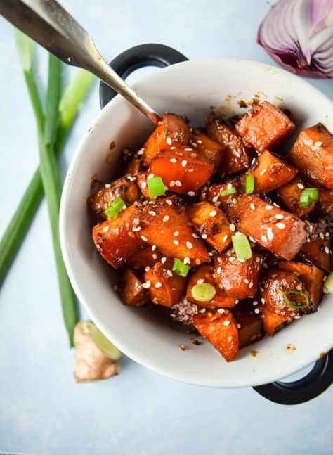 Oven Roasted Sweet Potatoes, Glazed Sweet Potatoes, Vegan Holiday Recipes, Sweet Potato Recipes, Roasted Sweet Potatoes, Sweet And Sour Pork, Vegan Eating, Vegan Dishes, Vegetable Side Dishes