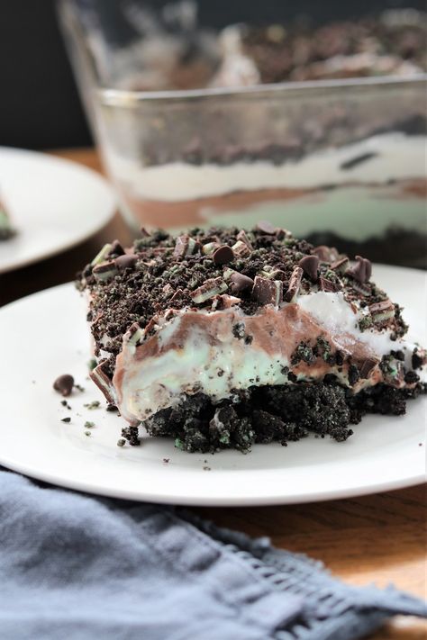 Chocolate Mint Oreo Lush Oreo Cookie Cake Recipe, Oreo Layer Dessert, Irish Potato Bites, Oreo Lasagna, Layered Dessert Recipes, Layer Dessert, Oreo Cookie Cake, Oreo Dessert Recipes, Dessert Summer