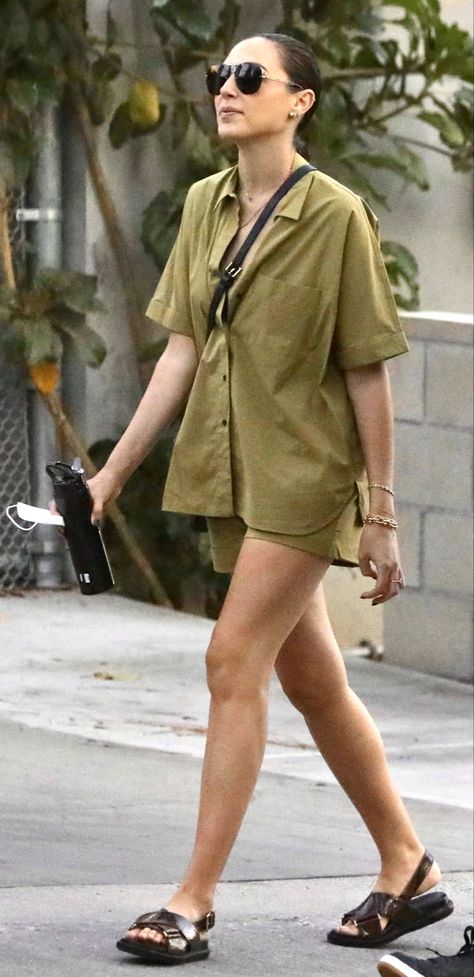 Gal Gadot Street Style Gal Gadot Style, Gal Gabot, English Girls, Gal Gadot, West Hollywood, Girl Fashion, Summer Fashion, Wonder Woman, Shirt Dress