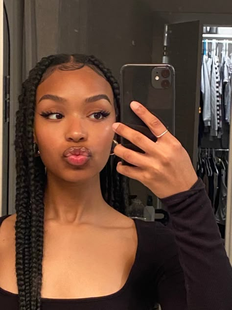 Insta Pics Black Woman, Cute Poses Selfie, Aesthetic Braids For Black Women, Selfie Pics Ideas, Selfie Ideas Black Women, Black Girls Instagram Posts, Selfie Ideas Instagram Black Woman, Mirror Selfie Black Women, Selfie Ideas Poses