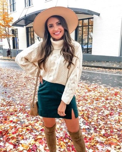 2022 Christmas Outfit, Christmas Skirt Outfit, Velvet Skirt Outfit, Green Skirt Outfits, Christmas Outfit Ideas For Women, Green Velvet Skirt, Outfit Ideas 2022, Sweater Skirt Outfit, Skirt Outfit Fall