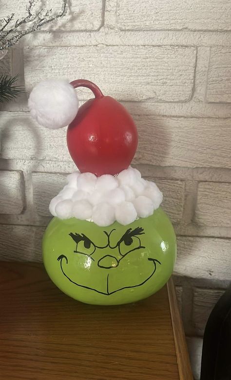 My Grinch gourd Gourd Christmas, Gourd Projects, Grinch Whoville, Christmas Gourds, Gourd Painting, Gourd Ornaments, Mason Jar Christmas Crafts, Gourd Ideas, Gourd Crafts