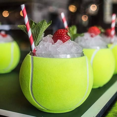 Tennis Party Ideas Decoration, Tennis Cocktail Party, Tennis Theme Birthday Party, Tennis Birthday Party Decorations, Tennis Birthday Party Ideas, Padel Party Ideas, Wimbledon Themed Party, Tennis Themed Bachelorette Party, Tennis Party Ideas