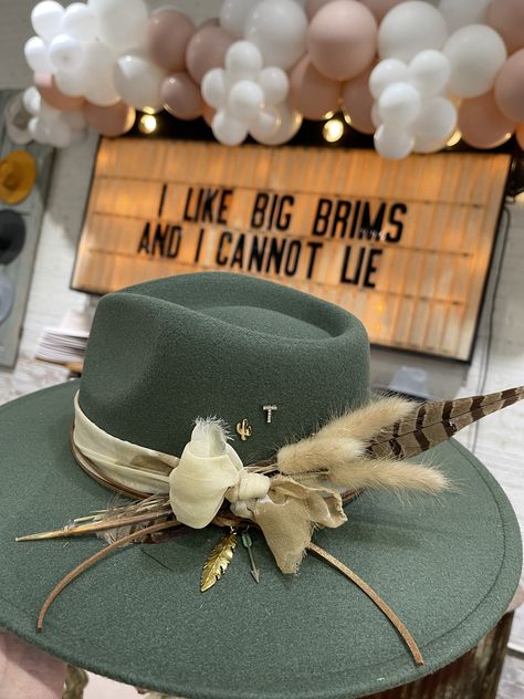 Felt Hat Decorating Ideas, Decorate Hats Diy, Felt Hat Decoration, Fedora Hat Decorating Ideas, Straw Cowboy Hat Decorating Ideas, Diy Hat Bar Party, Decorated Hats Ideas, Custom Wide Brim Hats, Custom Cowboy Hat Ideas