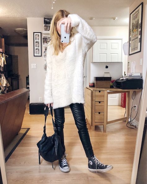 What To Pack For Paris, Leather Pants Style, White Sweater Outfit, Leather Leggings Outfit, Lit Outfits, Mum Fashion, Winter Capsule Wardrobe, Winter Leggings, Outfits With Converse