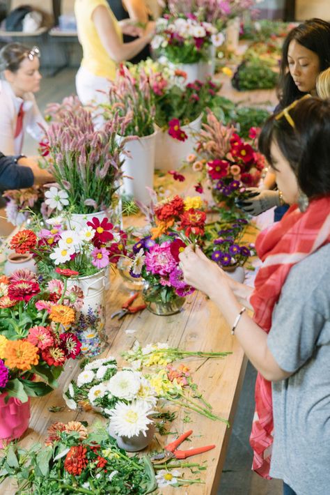 Farmers Market Flowers, Flower Shop Interiors, Flowers Last Longer, Growing Cut Flowers, Stand Flower, Cut Flower Garden, Flower Party, Flower Names, Farm Stand