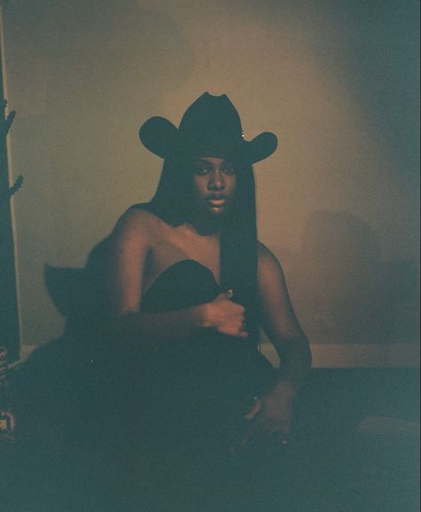 Cowgirl Photoshoot Aesthetic, Cowboy Hat Black Women, Black Cowboys Aesthetic, Black Cowgirl Photoshoot Ideas, Black Country Aesthetic, Black Cowboy Aesthetic, Cowboy Hat Photoshoot, Black Cowgirl Aesthetic, French Cowboy