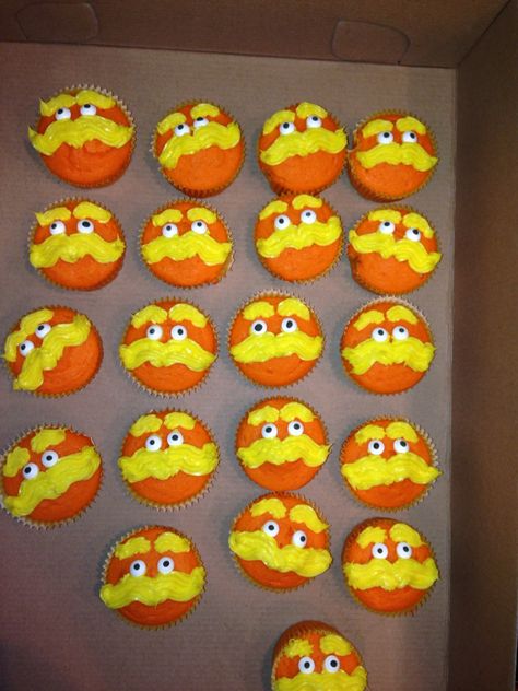 The lorax cupcakes Lorax Cupcake Ideas, The Lorax Cupcakes, Lorax Cupcakes, Lorax Halloween, Seuss Snacks, Lorax Birthday, Lorax Party, Cute Food Wallpaper, Dr Seuss Birthday Party