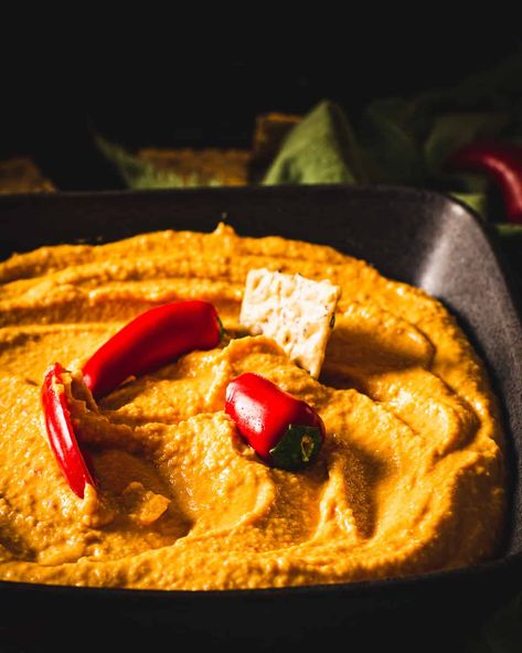 Sweet Chili Chickpeas, Sweet Chili Hummus Recipe, Sweet And Spicy Hummus, Dip Recipies, Sweet Chili Garlic Sauce, Jon Martin, Garlic Hummus Recipe, Best Hummus Recipe, Spicy Hummus