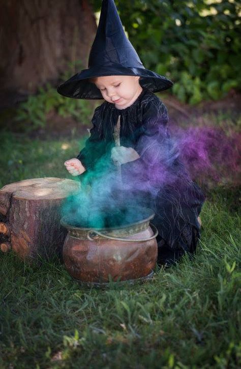 Witch Cauldron Photoshoot, Cauldron Photoshoot, Witch Pics, Halloween Baby Pictures, Spooky Shoot, Witch Photoshoot, Halloween Mini Session, Halloween Shoot, Witch Photos