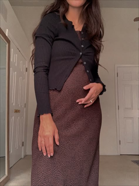 20 Weeks Pregnant Outfit Fall, Under Belly Maternity Jeans, Fall Pregnant Fashion, October Maternity Outfits, Aesthetic Maternity Clothes, September Maternity Outfits, Transitional Maternity Outfits, Dress The Bump Winter, Pregnancy Fashion Autumn