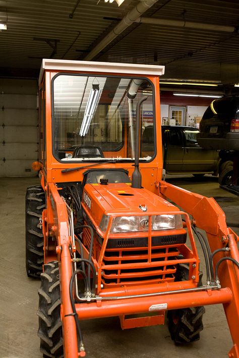 Life on Highway 9: Building a tractor cab. Kubota Compact Tractor, Welding Idea, John Deere Garden Tractors, Garden Tractor Attachments, Tractor Cabs, Mini Machine, Rubber Molding, Homemade Tractor, Minneapolis Moline