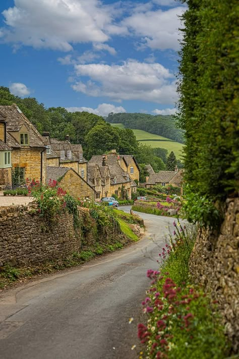 Quaint English Villages, English Countryside Cottage, Countryside Girl, Country Living Uk, England Aesthetic, England Countryside, Countryside Cottage, British Country, Outdoor Paradise