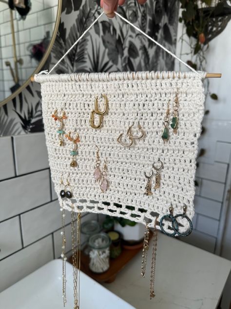 Jewelry Hanging Organizer, Displaying Crochet Items, Crochet Jewelry Hanger Pattern, Crochet Wall Jewelry Holder, Crochet Things For Bedroom, Crochet Pin Display, Crochet Hanging Jewelry Holder, Crochet Earring Display, Crochet Earring Organizer