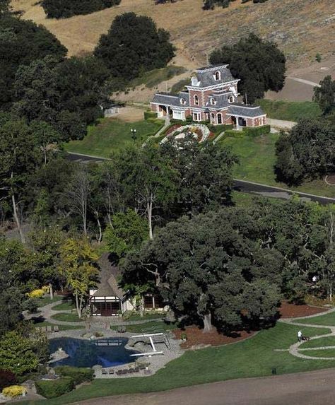 aerial view of main house and train station Michael Jackson House, Michael Jackson Live, Neverland Ranch, Celebrity Mansions, Terra Do Nunca, Michael Jackson Neverland, Michael Jackson Quotes, House Facades, Joseph Jackson