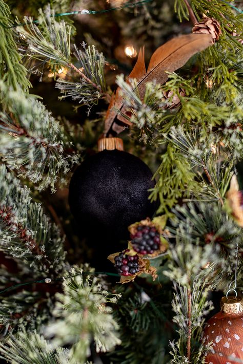 DIY Faux Velvet Ornaments Faux Velvet Ornaments, Velvet Ornaments Diy, Diy Velvet Christmas Ornaments, Diy Velvet Ornaments, Diy Fabric Ornaments, Black Velvet Christmas, Gothic Xmas, Velvet Christmas Ornaments, Happy Yule