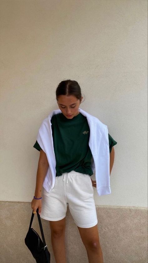 f4a4da9aa7eadfd23c7bdb7cf57b3112desc52731497ri Sweatpants Outfits For School, Trendy Outfits Inspiration, Sweatpants Outfits, Cute Sweatpants, Outfits For School, New Classic, Looks Vintage, Short Outfits, Aesthetic Clothes