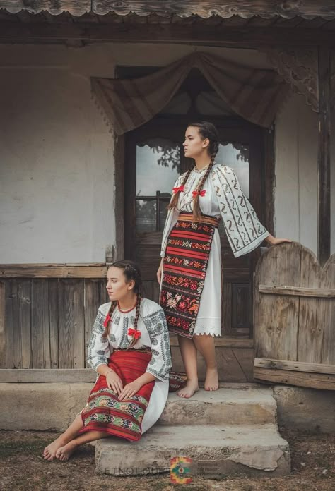 Romanian Fashion Modern, Romanian Folk Costume, Romania Traditional Clothes, Romania Clothes, Romania People, Romanian Culture, Slavic Clothing, Christmas Traditional, Folk Style