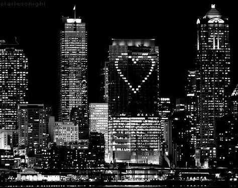 Nighttime skyline building lights heart ~•ღ croix sur son coeur ღ•~ Madycore Aesthetic, Lovecore Webcore, Catty Noir, Meg Ryan, I Love Heart, My Funny Valentine, Tom Hanks, Night Aesthetic, Laptop Wallpaper