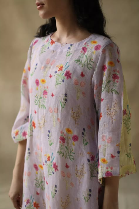 Linen Kurti Design, Floral Print Kurti, Daily Wear Dresses, Linen Kurti, Raya Design, Dress And Blouse, Dress Designs For Stitching, Simple Kurta, Simple Kurta Designs