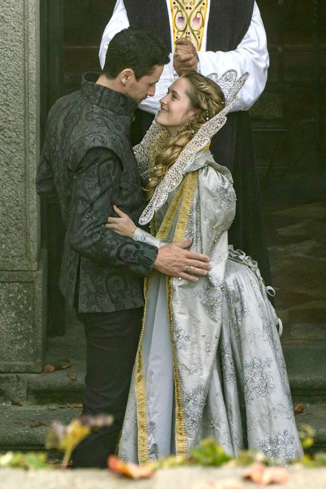 Teresa Palmer and Matthew Goode in A Discovery of Witches (2018) Discovery Of Witches Matthew, Matthew And Diana, Elizabethan Gown, Elizabethan Dress, Discovery Of Witches, Witch Series, Diana Wedding, Matthew Goode, Teresa Palmer